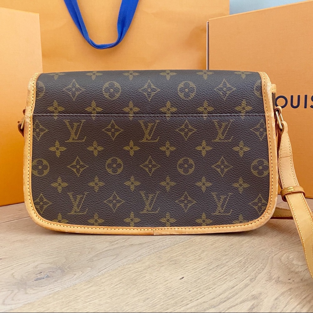 ♥️SOLOGNE♥️ Authentic Louis Vuitton Crossbody! - Picture 3 of 8